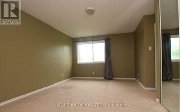 6075 Pineglade Crescent in Ottawa, ON - Building Photo - Building Photo