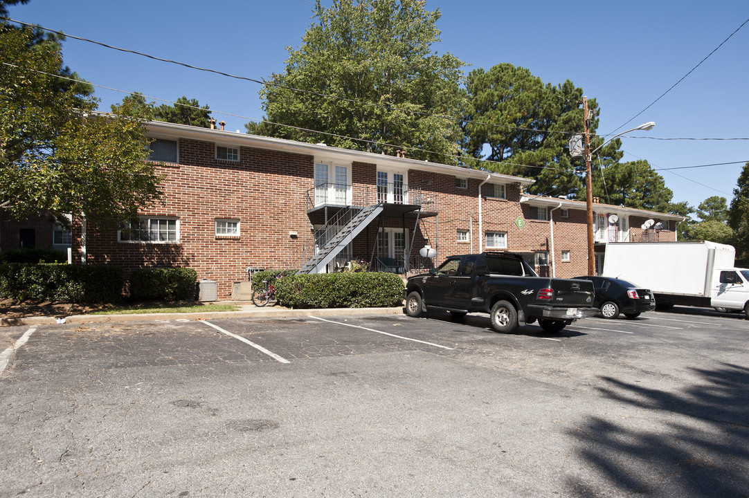 Northeast Plaza Apartments in Atlanta, GA - Foto de edificio