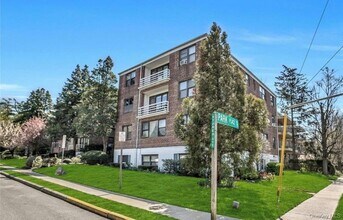 14-16-16 Stoner Ave in Great Neck, NY - Building Photo - Building Photo