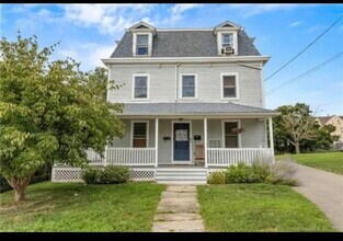 54 Allen St, Unit 3 bedroom walkable to EB in Groton, CT - Building Photo - Building Photo