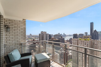 303 E 57th St in New York, NY - Building Photo - Building Photo