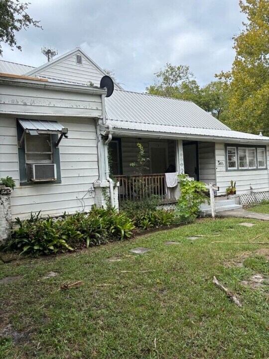 324 N Orange St in New Smyrna Beach, FL - Building Photo