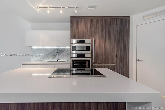 851 NE 1st Ave in Miami, FL - Building Photo - Building Photo