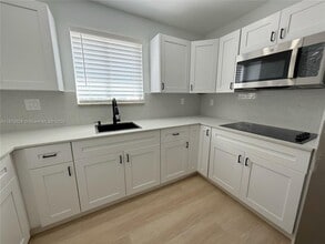 3252 W 70th St, Unit 202 in Hialeah, FL - Building Photo - Building Photo