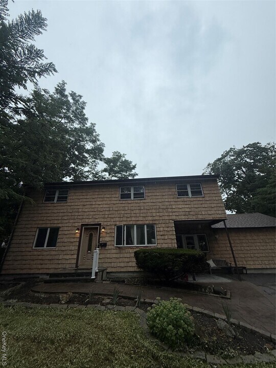 99 Searingtown Rd in Albertson, NY - Building Photo
