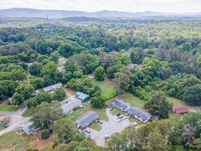 715 Houston Valley Rd in Tunnel Hill, GA - Foto de edificio - Building Photo