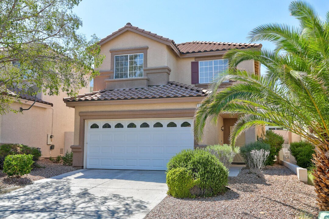 135 Pebble Ridge Rd in Henderson, NV - Building Photo