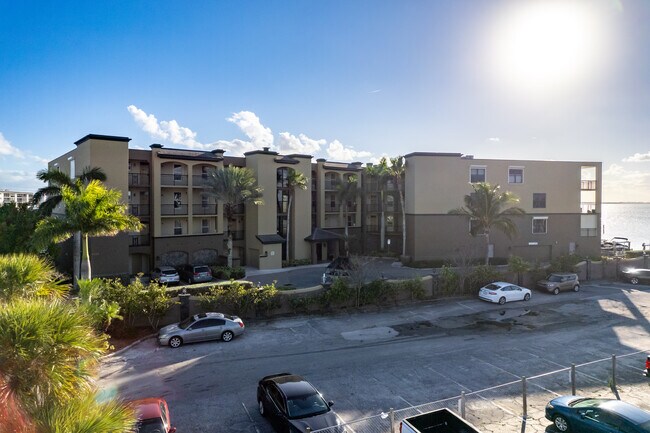 Harbor Club Condominiums in Cocoa Beach, FL - Foto de edificio - Building Photo