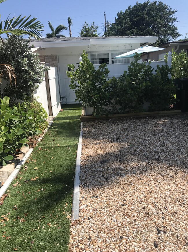 1326 NE 14th Pl, Unit 1-bedroom home cottage in Fort Lauderdale, FL - Foto de edificio - Building Photo