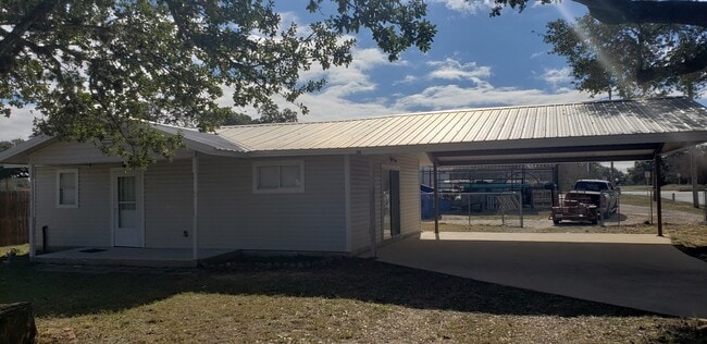 408 San Antonio St in Pleasanton, TX - Foto de edificio - Building Photo