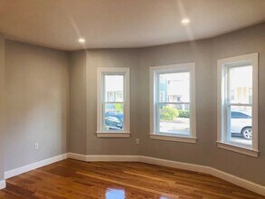 31 Middle St, Unit 31-A in Newton, MA - Building Photo - Building Photo