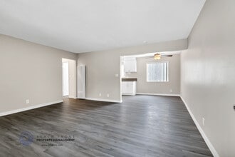 Raymond Court in Gardena, CA - Foto de edificio - Building Photo