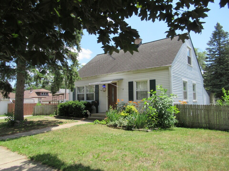659 Bent St in Elgin, IL - Building Photo