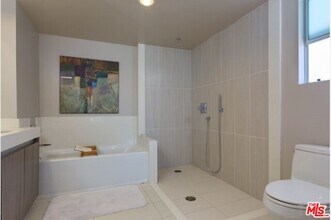 111 S Kings Rd-Unit -ph6 in Los Angeles, CA - Building Photo - Building Photo