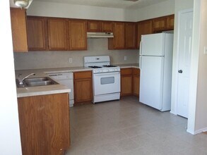1915 Ramona Cir in San Marcos, TX - Foto de edificio - Building Photo