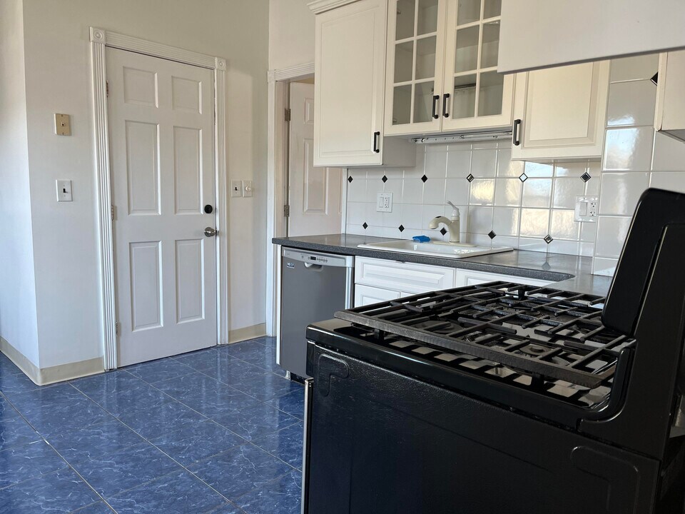 15 Clarence St, Unit 3 in Everett, MA - Building Photo