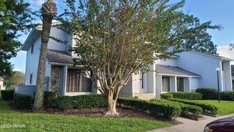 138 Blue Heron Dr in Daytona Beach, FL - Building Photo