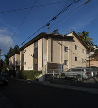 5611-5621 Media Dr in Los Angeles, CA - Foto de edificio - Building Photo