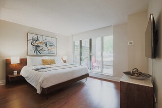 215 The Donway W in Toronto, ON - Building Photo - Building Photo