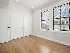 731 Parker St, Unit 2 in Boston, MA - Foto de edificio - Building Photo