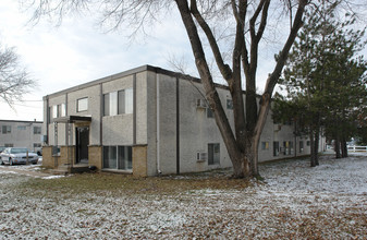 Sunnyside Apartments in Fridley, MN - Building Photo - Building Photo