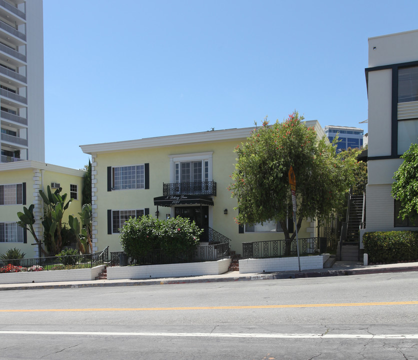 1021 N Doheny Dr in West Hollywood, CA - Building Photo