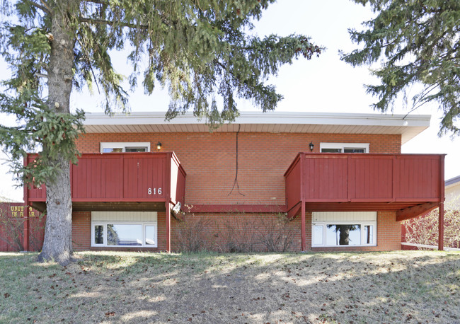 816 Mcneill Rd NE in Calgary, AB - Building Photo - Building Photo