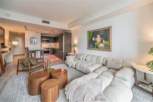 45 SW 9th St in Miami, FL - Building Photo