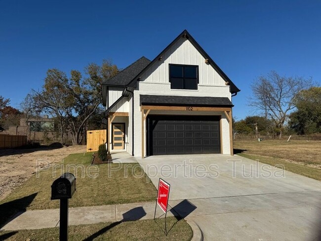 property at 1102 E Delmar Pl