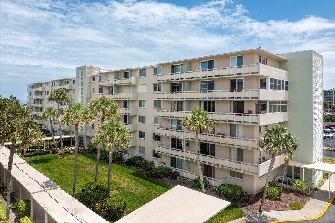 Twin Towers in Cocoa Beach, FL - Foto de edificio