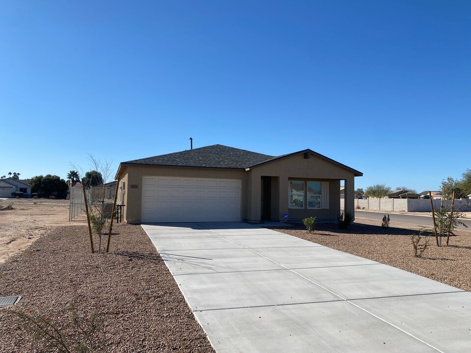 10721 W Monaco Blvd in Arizona City, AZ - Building Photo