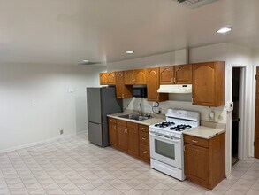 10201 Oak Park Ave in Northridge, CA - Building Photo - Building Photo