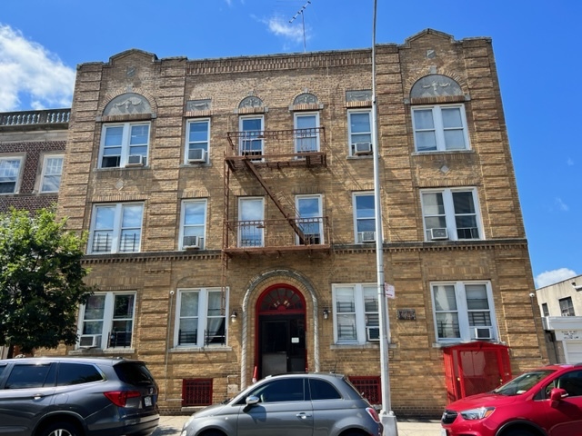 2525 Wallace Ave in Bronx, NY - Building Photo