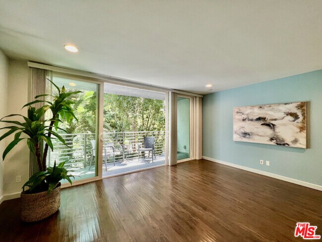 1920 N Hillcrest Rd in Los Angeles, CA - Building Photo - Building Photo