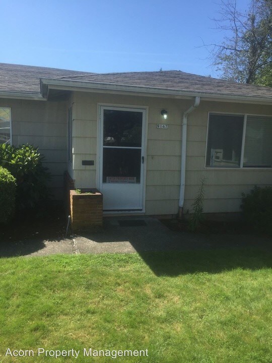 9149 NE Glisan St in Portland, OR - Building Photo