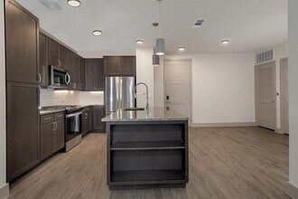 8900 Six Pines Dr in The Woodlands, TX - Building Photo - Building Photo