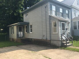 135 W Mohawk St in Oswego, NY - Building Photo