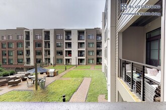 240 E Shore Rd in Great Neck, NY - Building Photo - Building Photo