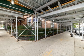 98120 Queens Blvd in Rego Park, NY - Building Photo - Building Photo