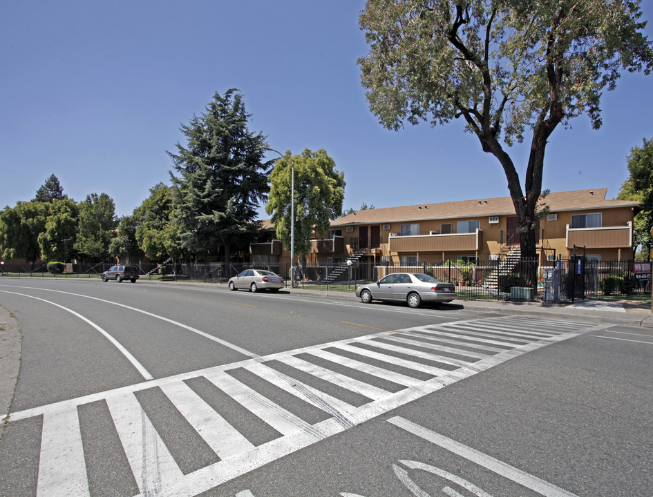 Sky Park Apartments in Sacramento, CA - Foto de edificio