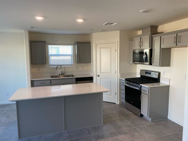 1032 E Loyola Ave in Visalia, CA - Building Photo - Building Photo