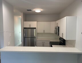 803 E 28th St in Hialeah, FL - Foto de edificio - Building Photo