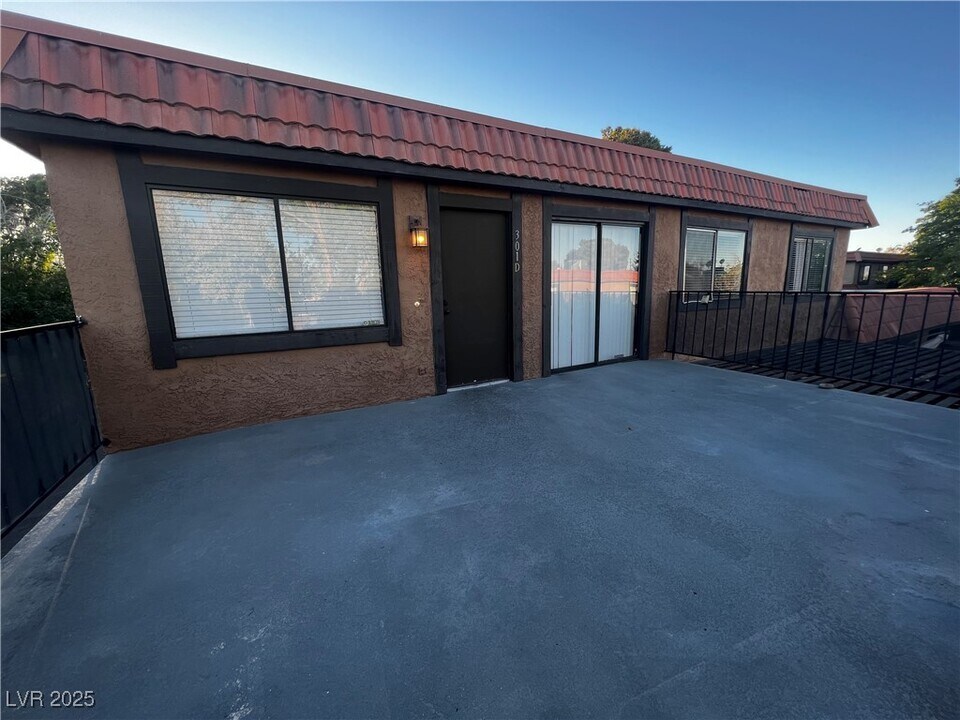 301 Brookside Ln in Las Vegas, NV - Foto de edificio