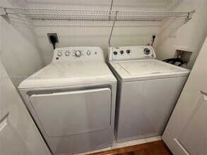 6841 SW 44th St in Miami, FL - Building Photo - Building Photo