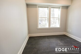 68 Saunders St, Unit 1 in Boston, MA - Foto de edificio - Building Photo