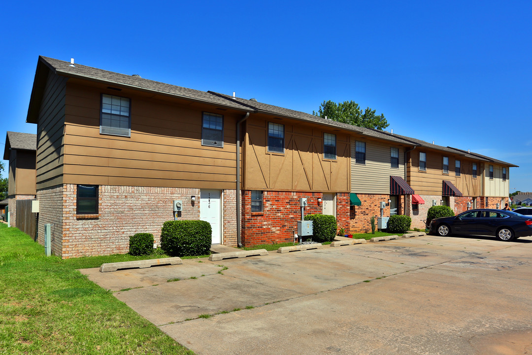 High Meadows Townhomes in Norman, OK - Building Photo