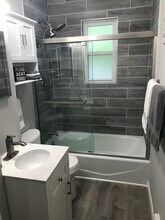 2634 N Bartlett Ave, Unit Upper in Milwaukee, WI - Foto de edificio - Building Photo