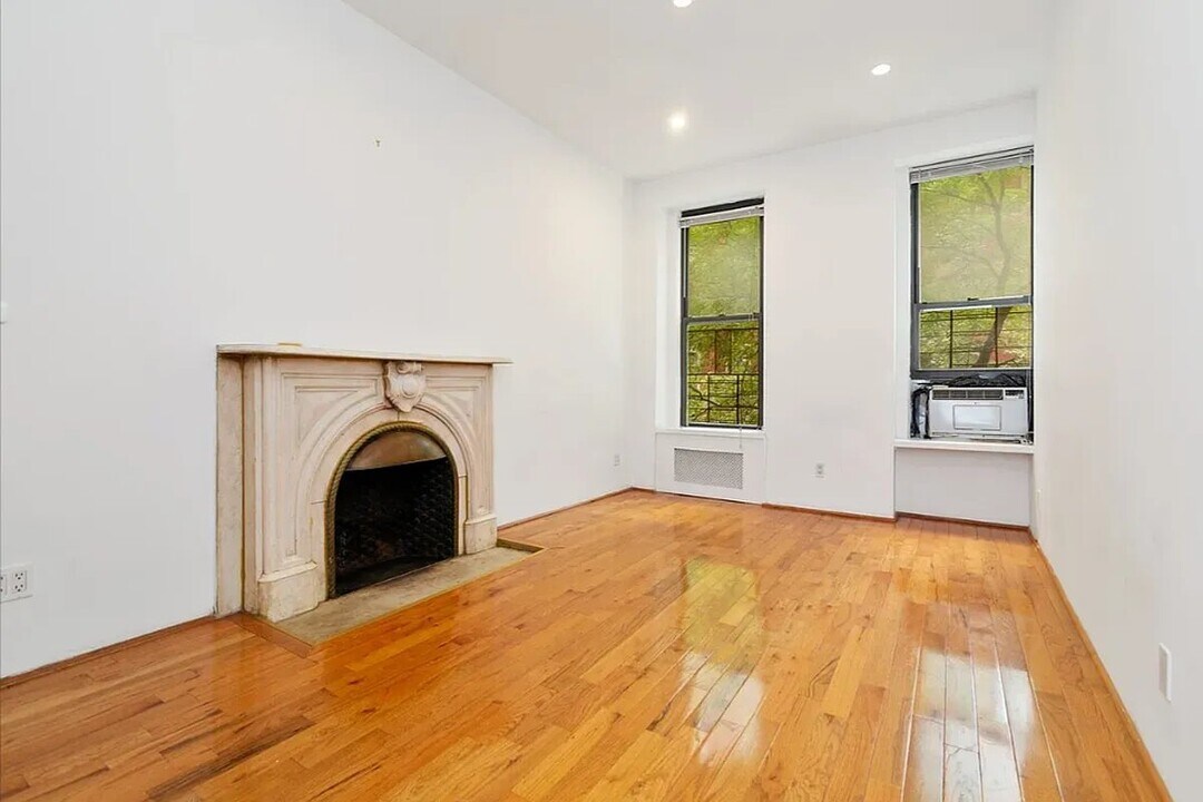 125 E 39th St in New York, NY - Building Photo
