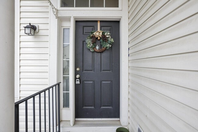 8277 Deering Oaks Dr in Columbus, OH - Building Photo - Building Photo