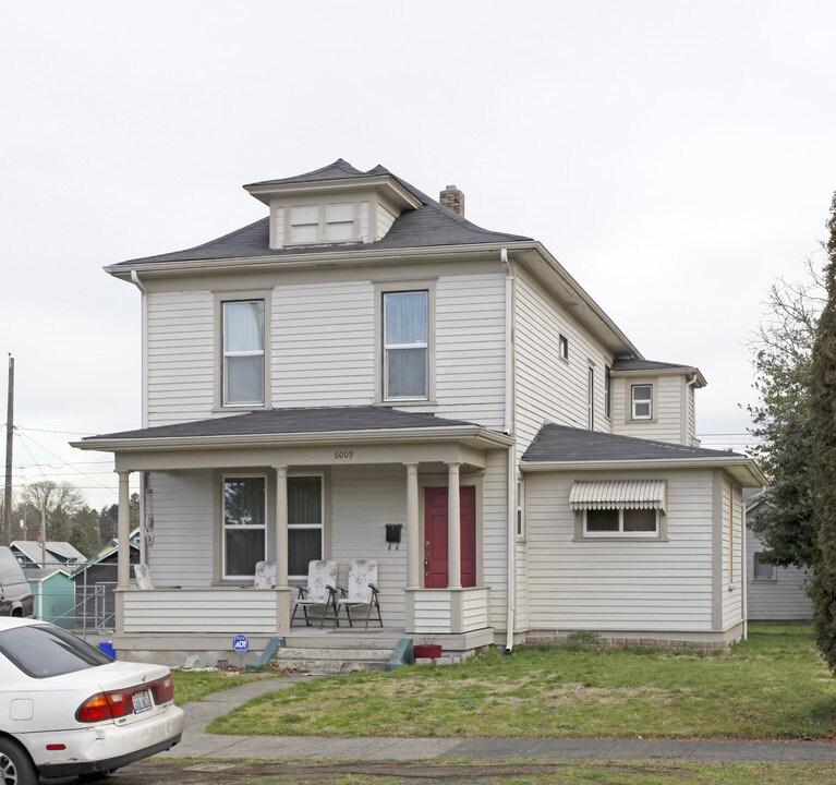 6009 S Warner St in Tacoma, WA - Foto de edificio